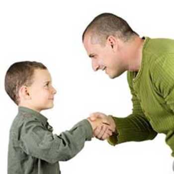 آداب معاشرت را چگونه به کودک مان بیاموزیم